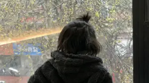 Bị mẹ bỏ rơi 2 tuần trong khách sạn, bé trai nói câu khiến nhiều người nghẹn lòng