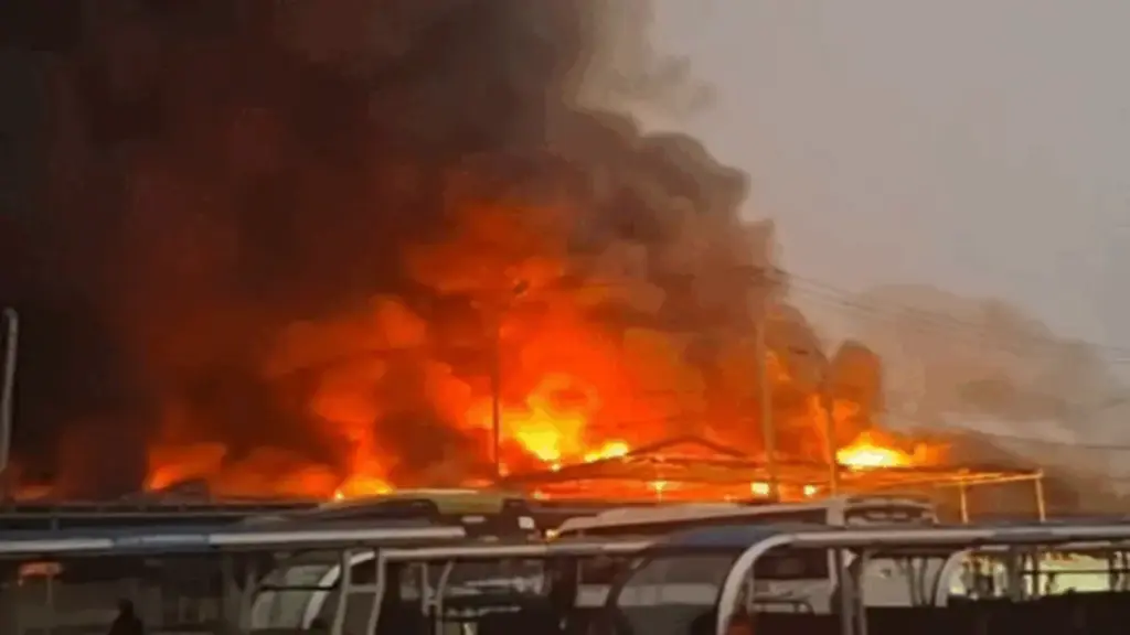 Cháy xưởng bánh kẹo 700 m2 ở Hà Nội