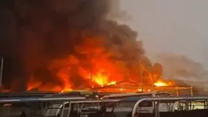 Cháy xưởng bánh kẹo 700 m2 ở Hà Nội