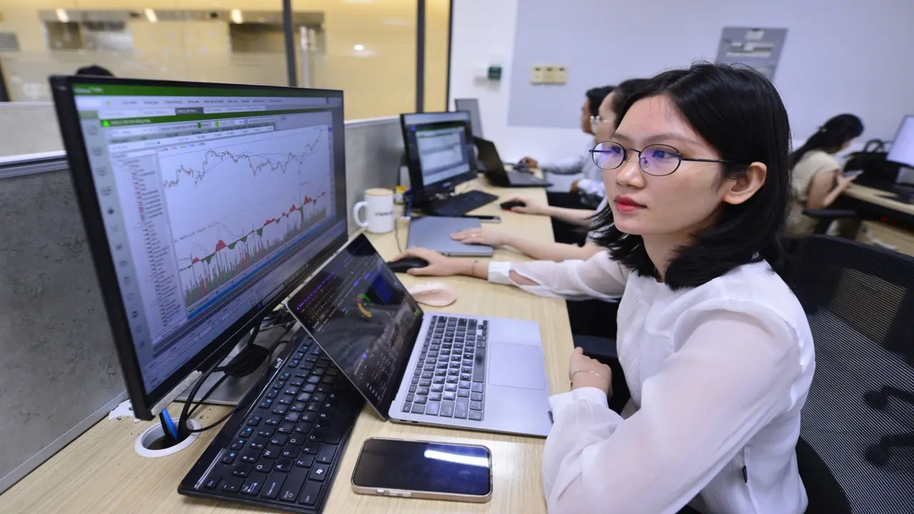 Cổ phiếu 'vua' dẫn sóng, VN-Index tăng trở lại 12 điểm