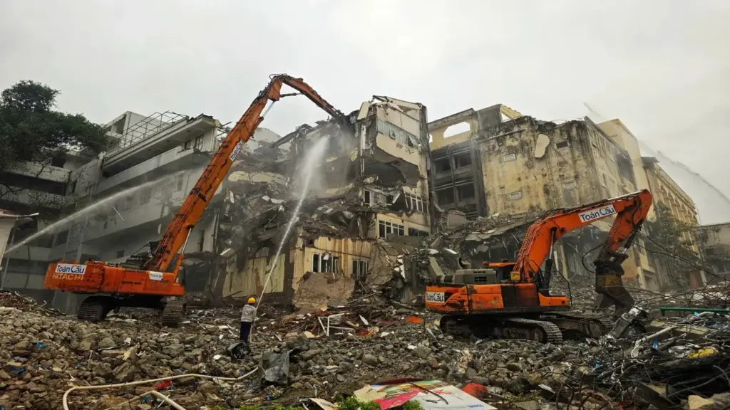 Đang phá dỡ khách sạn Điện lực bên hồ Gươm