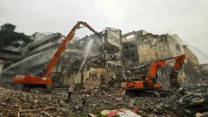 Đang phá dỡ khách sạn Điện lực bên hồ Gươm