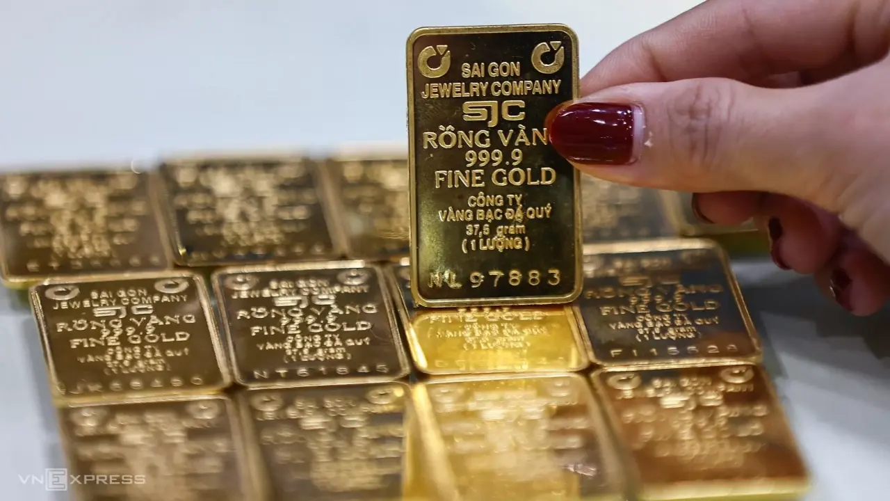 Giá vàng trong nước neo cao hơn thế giới gần 30 triệu một lượng