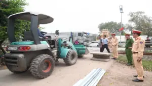 Hà Nội đóng hàng chục lối đi tự mở cắt ngang tuyến đường sắt Bắc - Nam
