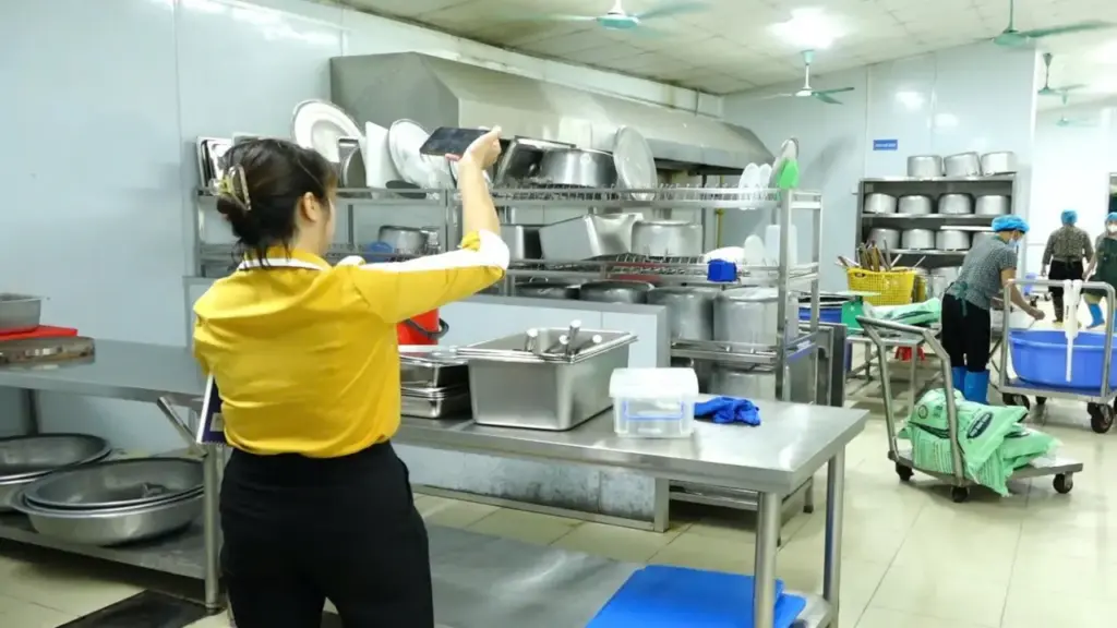 Hà Nội rà soát bếp ăn bán trú sau lo ngại thịt heo bệnh