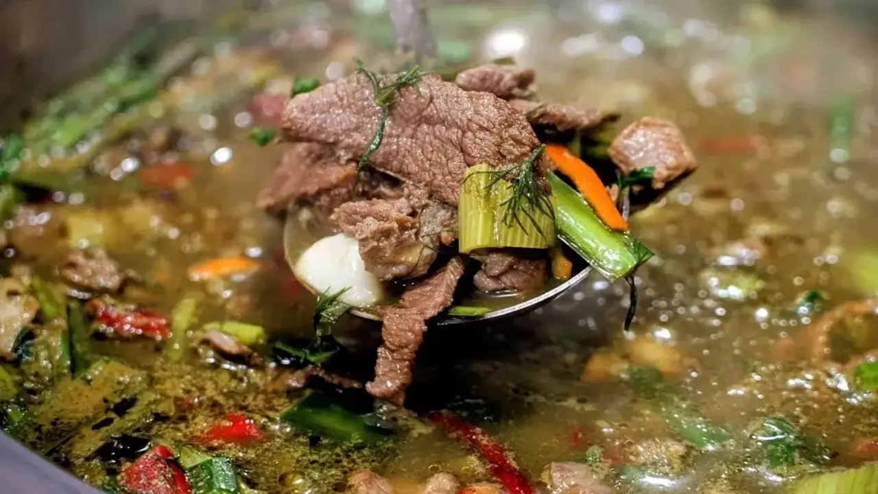 'Lẩu phân bò' - món đặc sản Quý Châu