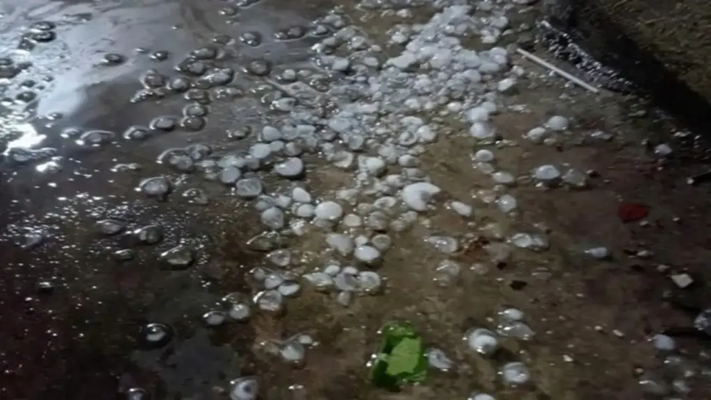 Miền Bắc có thể dông lốc mạnh, mưa đá tối nay