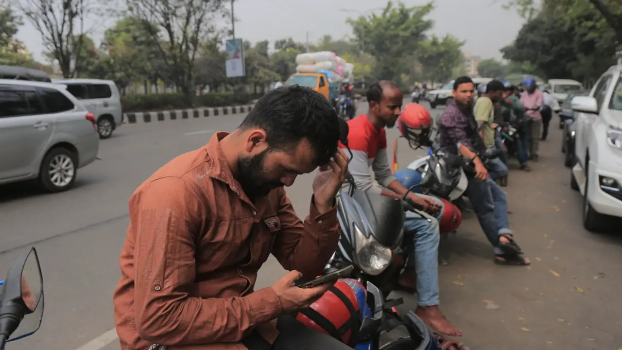 Người Bangladesh mòn mỏi chờ mua từng lít xăng