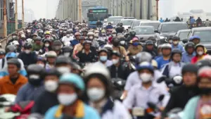 Người dân chật vật qua cầu Chương Dương