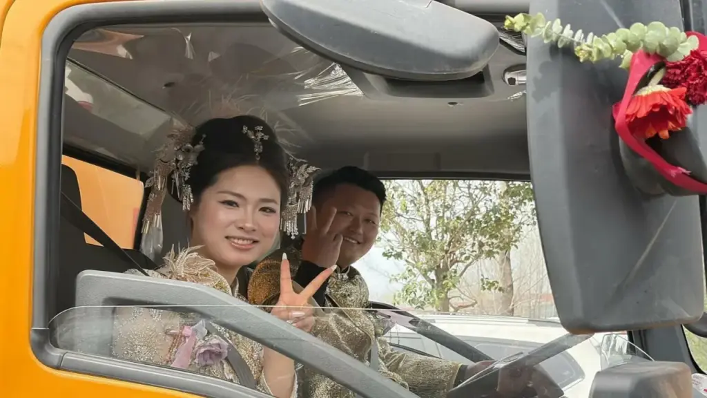 Rước dâu bằng 9 xe hút bể phốt