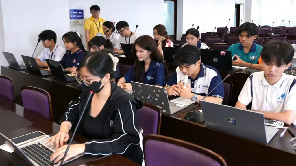 Sinh viên đầu tư chứng khoán bằng 'tiền tươi, thóc thật'