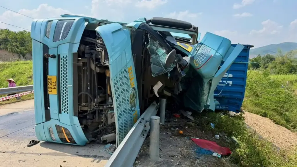 Tai nạn giao thông giữa container và xe máy khiến 2 người chết