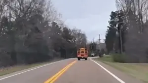 Xe buýt trường học đâm xe tải ngược chiều, hai học sinh tử vong