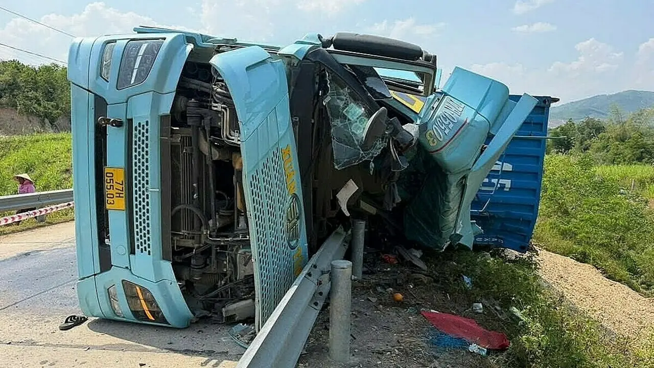 Xe container lật, ba người chết