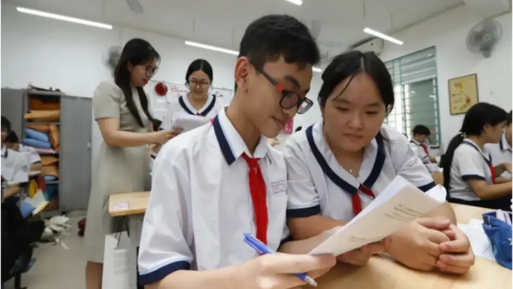 15 trường THPT Hà Nội vượt hơn 5.000 lượt đăng ký vào lớp 10, tỉ lệ chọi thực tế gây bất ngờ