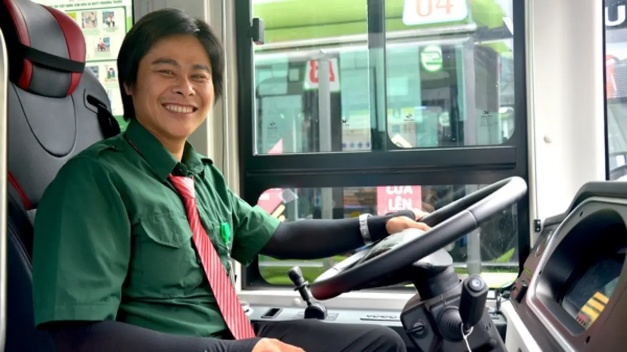 36 giây khiến triệu người xúc động: Tài xế xe buýt chạy chậm đợi học sinh