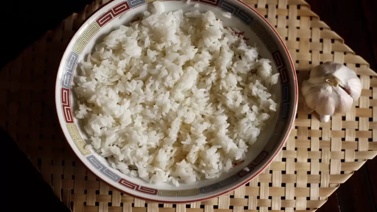 Ăn cơm nguội giảm cân được không?