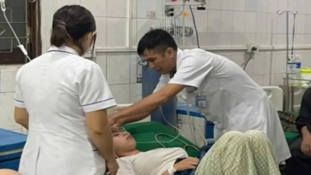 Ba người nhập viện nghi ngộ độc sau khi ăn rau rừng