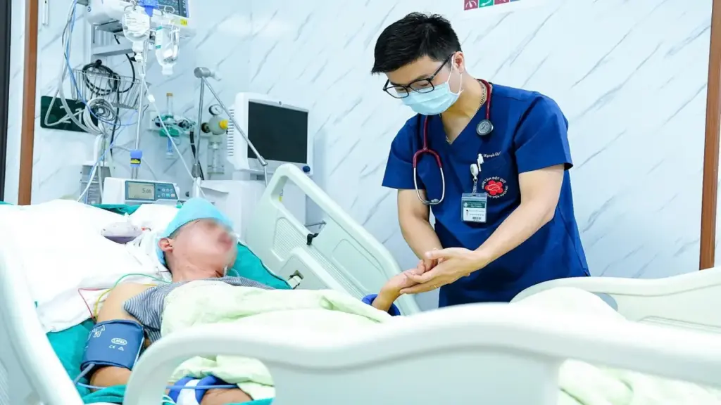 Bác sĩ cảnh báo nguy cơ đột quỵ từ thói quen 'tắm ngay sau khi đi nắng về'