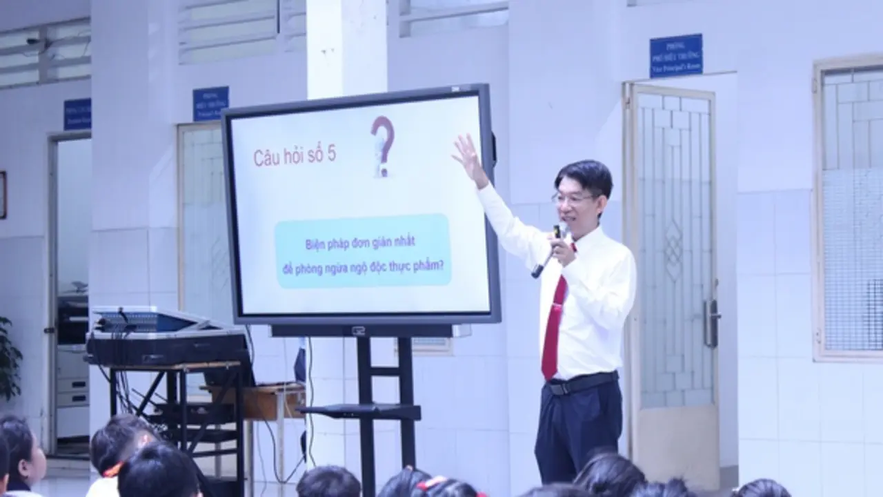 Bác sĩ dặn học sinh 5 điều cần làm trước khi ăn, tránh ngộ độc thực phẩm