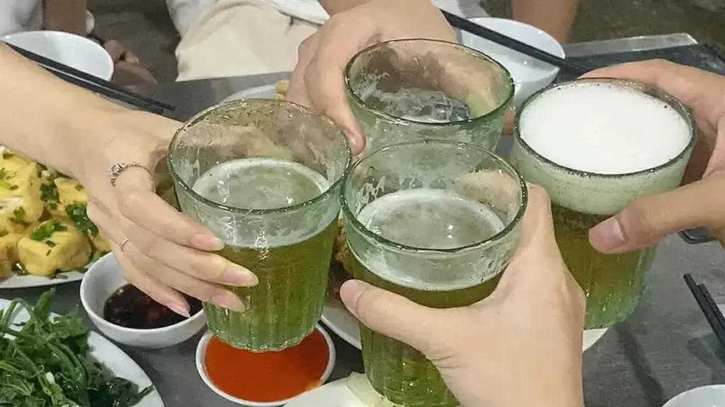 Bác sĩ hướng dẫn cách uống rượu bia ngày lễ ít gây hại