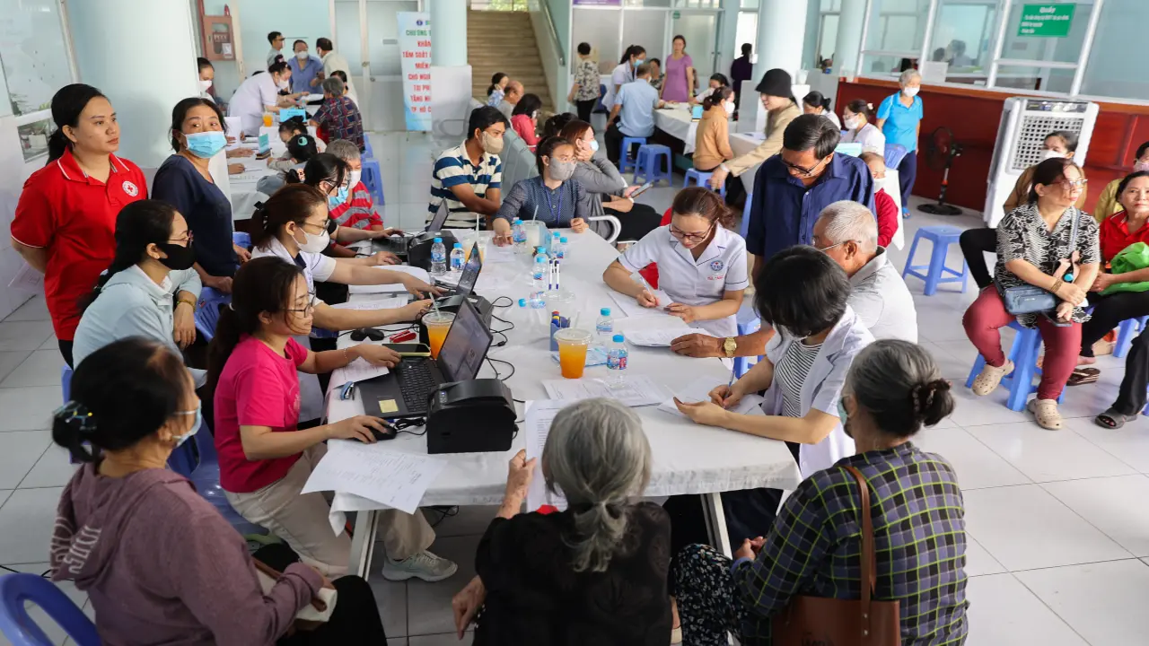 Bác sĩ TP HCM ra quân khám sức khỏe miễn phí toàn dân
