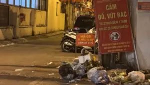 Bãi rác chình ình trước cổng khu dân cư văn hóa