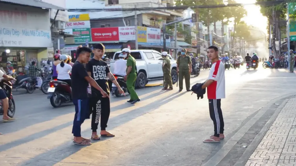 Bắt 11 thanh niên mang dao tự chế truy đuổi, chém người gây thương tích