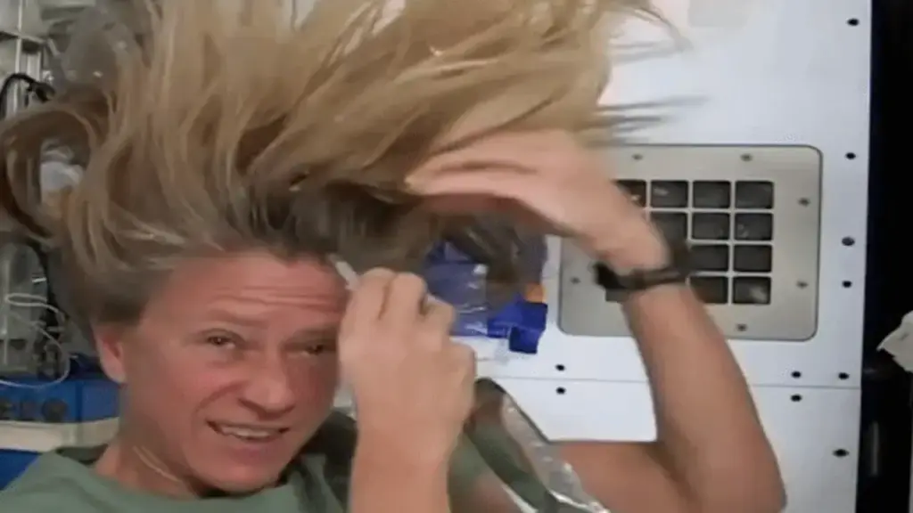 Bất ngờ với cách nữ phi hành gia gội đầu khi bay 434.000km vào không gian