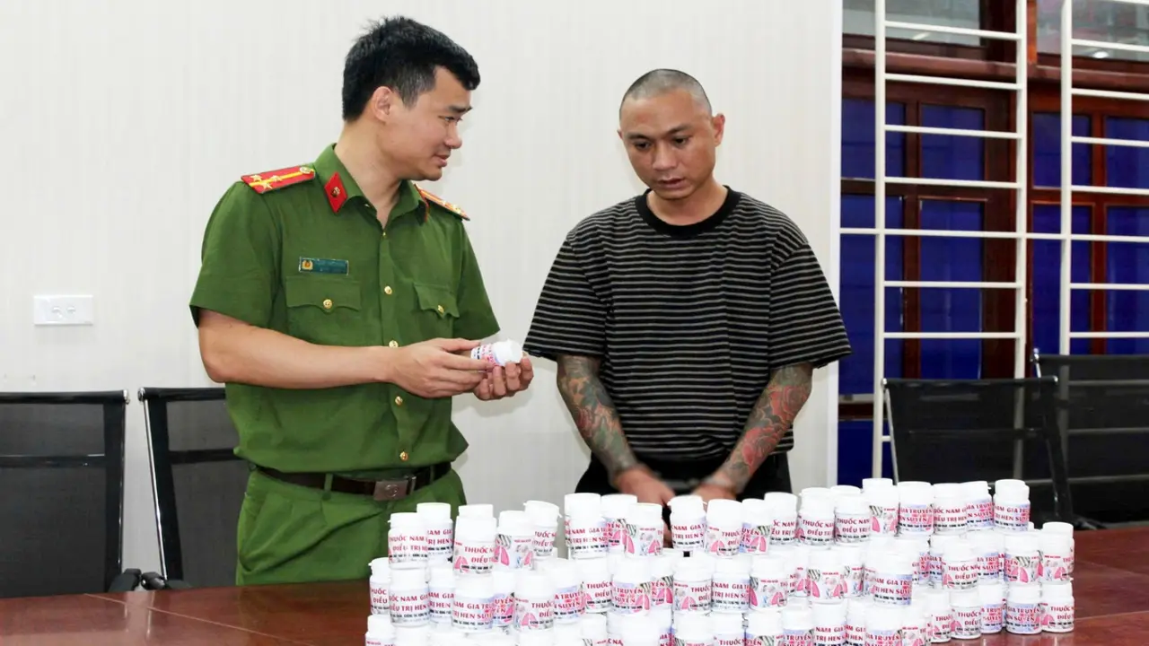 Bắt người sản xuất thuốc giả, xịt sơn quảng cáo 'khỏi hen 100%'