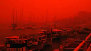 Bầu trời Hy Lạp chuyển màu đỏ cam do bụi sa mạc