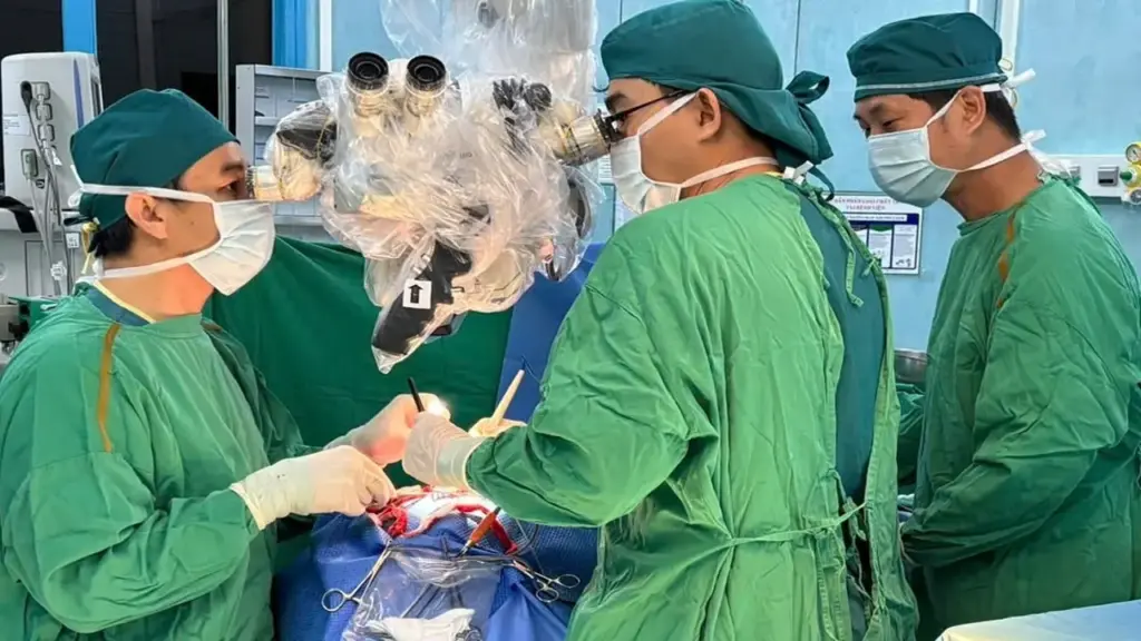 Bé 8 tuổi được nối mạch máu não ngăn đột quỵ tái phát