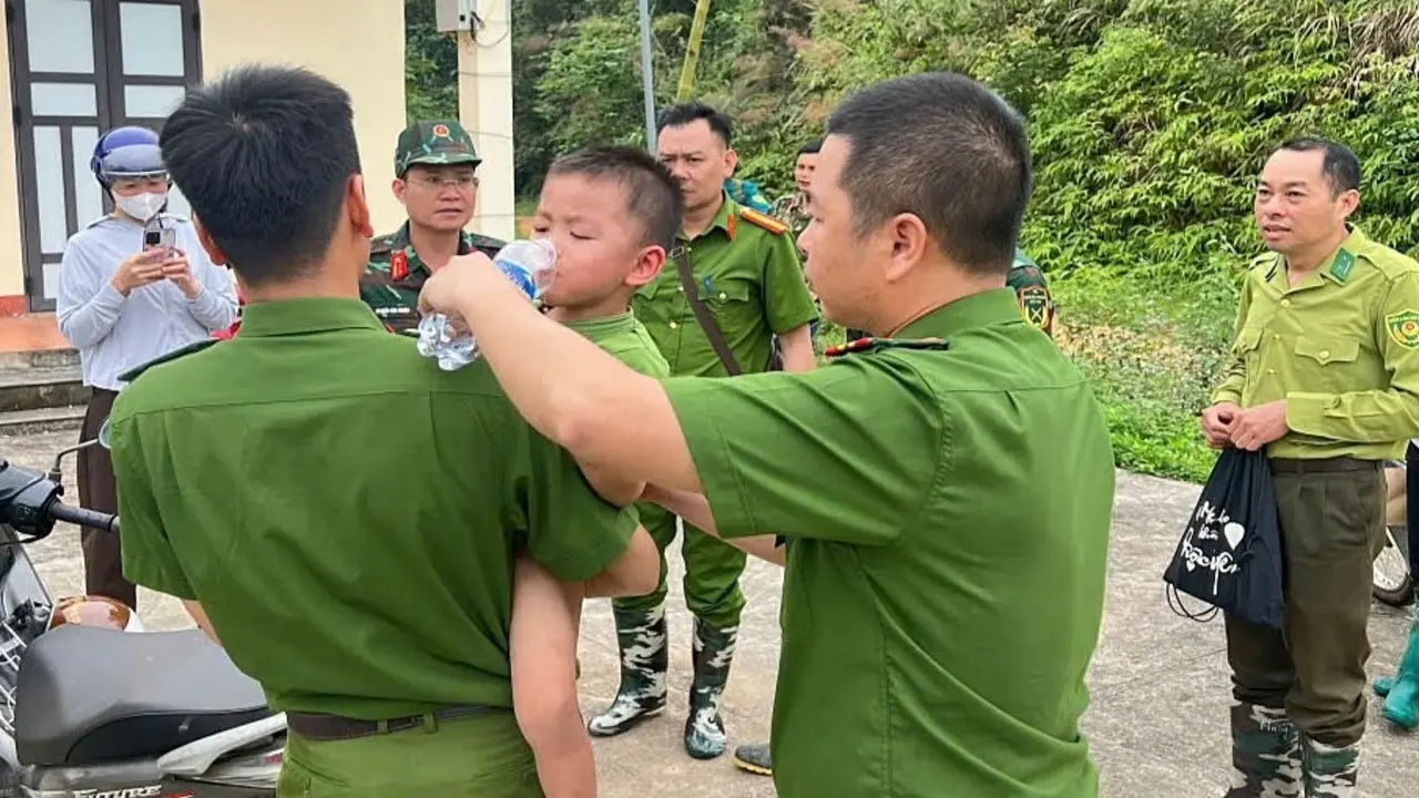 Bé trai 3 tuổi đi lạc trong đêm được tìm thấy