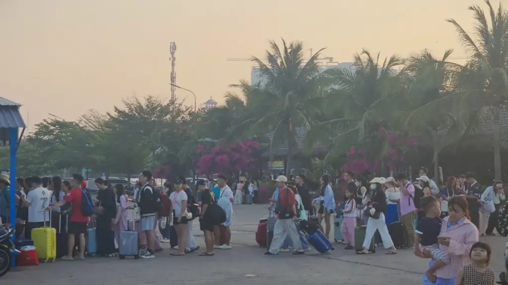 Bến cảng ra đảo Phú Quý, Nam Du chật kín khách
