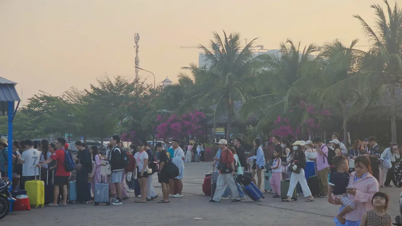 Bến cảng ra đảo Phú Quý, Nam Du chật kín khách