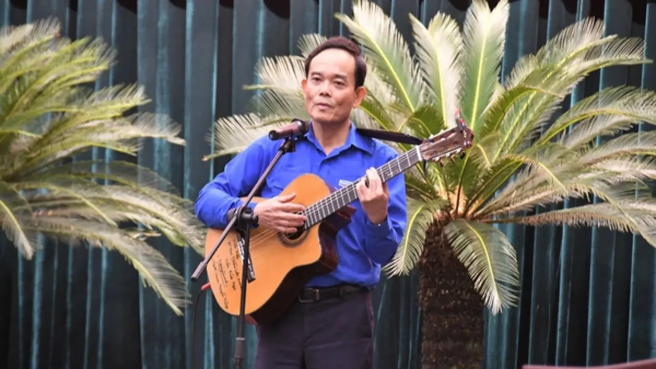 Bí thư Thành ủy TP.HCM Trần Lưu Quang ôm đàn hát tặng thanh niên