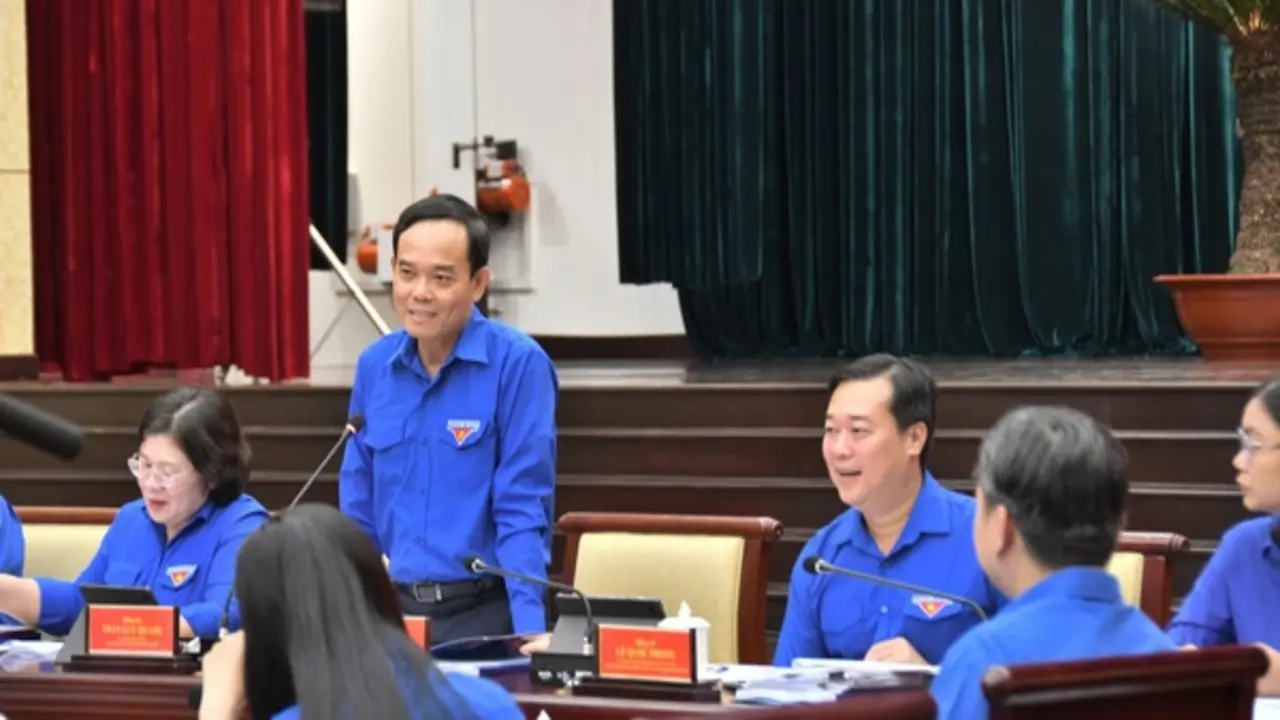 Bí thư Thành ủy Trần Lưu Quang đứng suốt buổi lắng nghe người trẻ nói