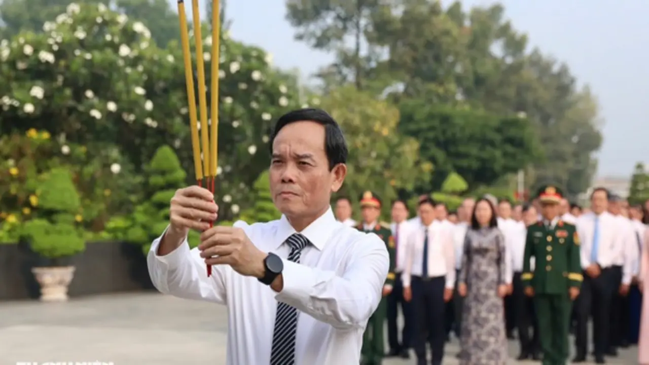 Bí thư Trần Lưu Quang dâng hương tưởng nhớ anh hùng liệt sĩ