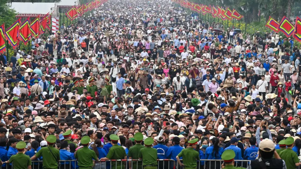 Biển người đổ về đền Hùng