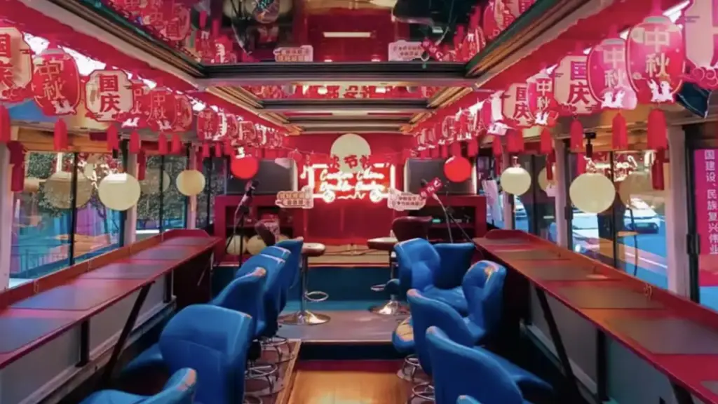 Biến xe buýt thành nhà hàng, phòng hát karaoke