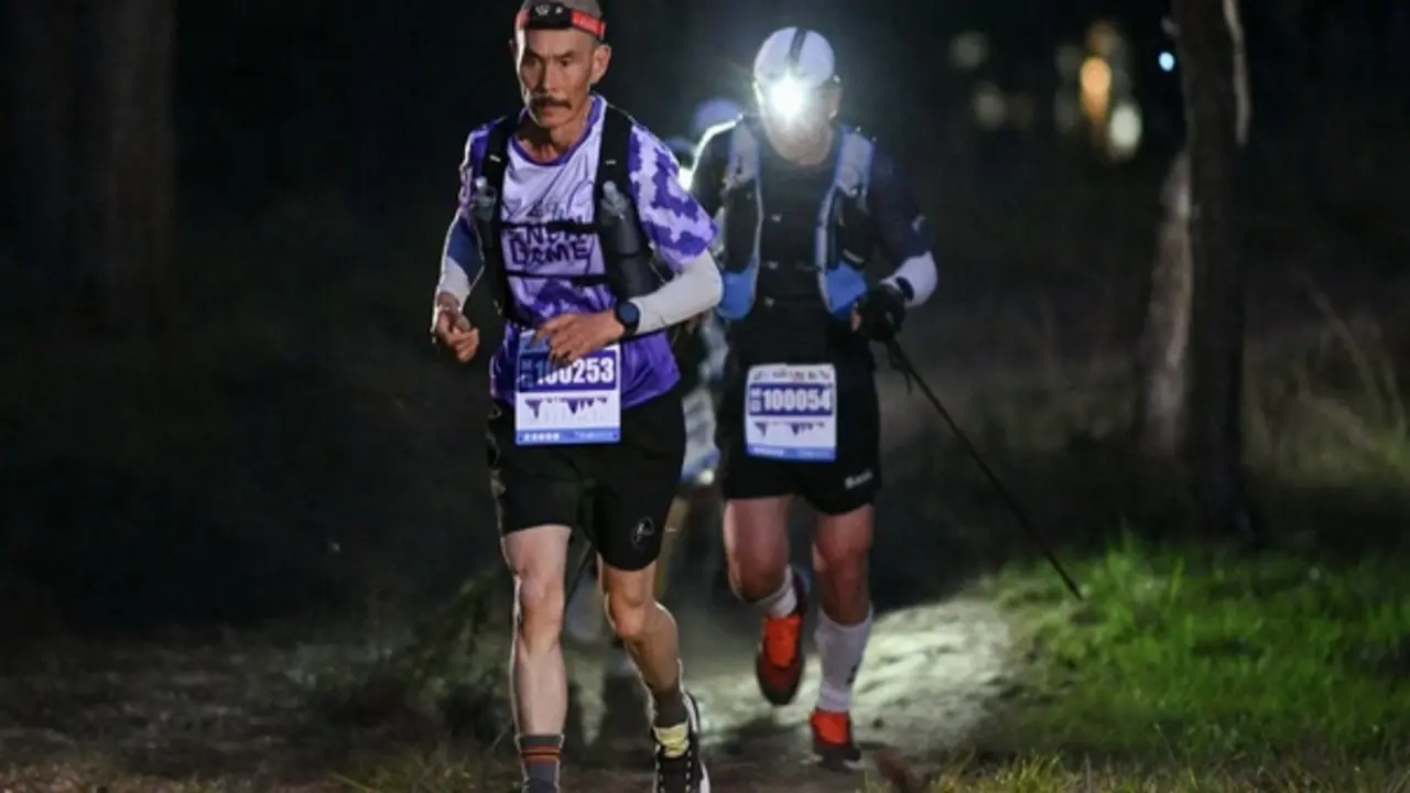 'Bố già' 4 lần chạy bộ băng rừng 100 km