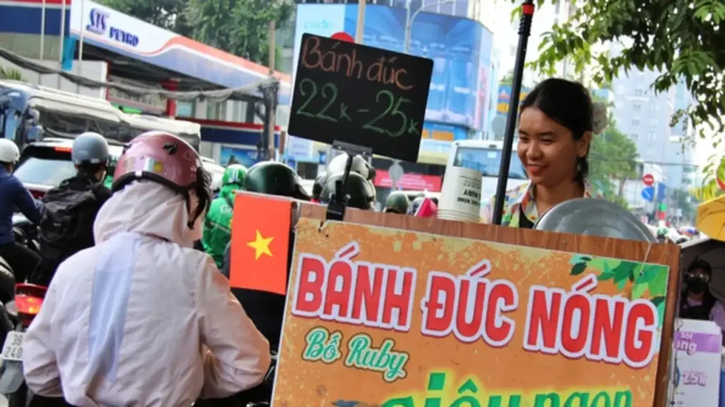 Bỏ việc văn phòng đi bán bánh đúc: Cô gái nhận 'mức lãi' không chỉ có tiền…