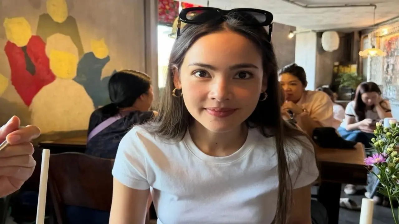 "Bông hồng lai đẹp nhất Thái Lan" dạo chơi ở TPHCM, thưởng thức nem cuốn