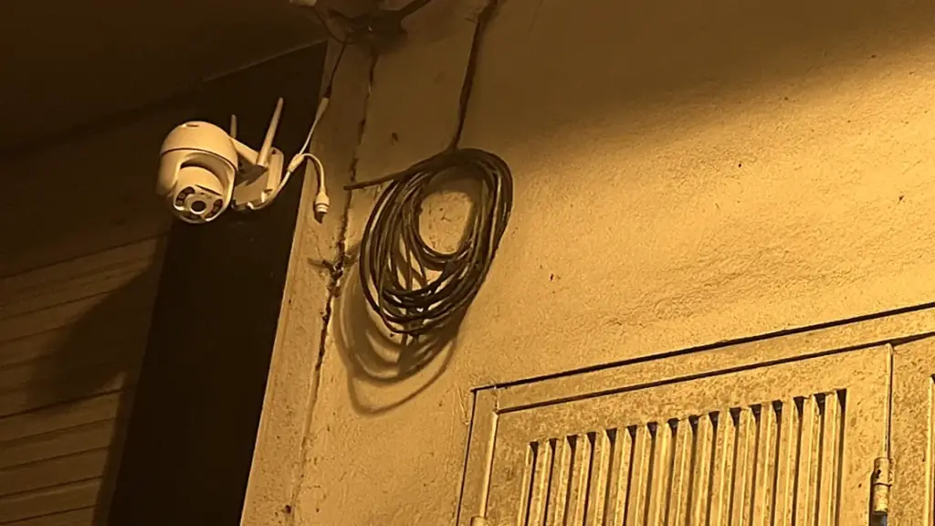 Bức xúc vì hàng xóm 'chĩa camera an ninh vào nhà mình'