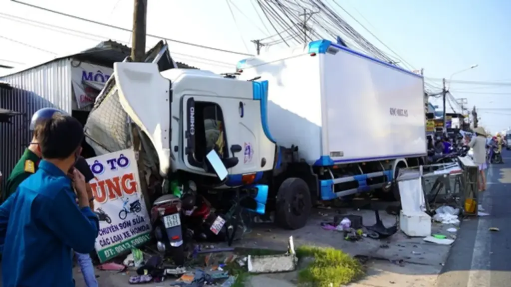 Cà Mau: Xe tải mất lái cuốn xe xôi, sạp rau và nhiều phương tiện