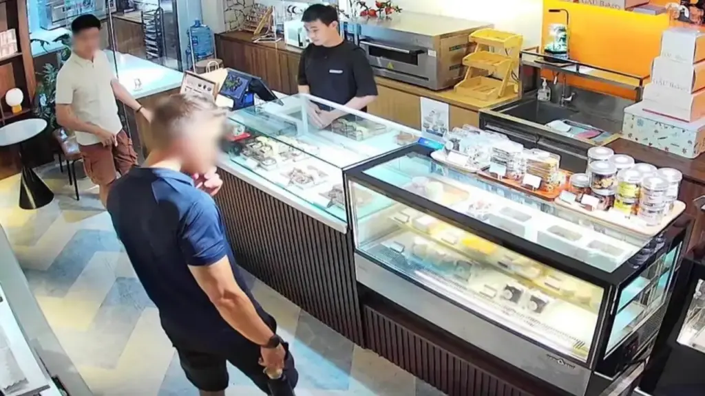 Cái kết bất ngờ sau lần bán chịu cho khách Tây của chủ tiệm bánh ở TPHCM