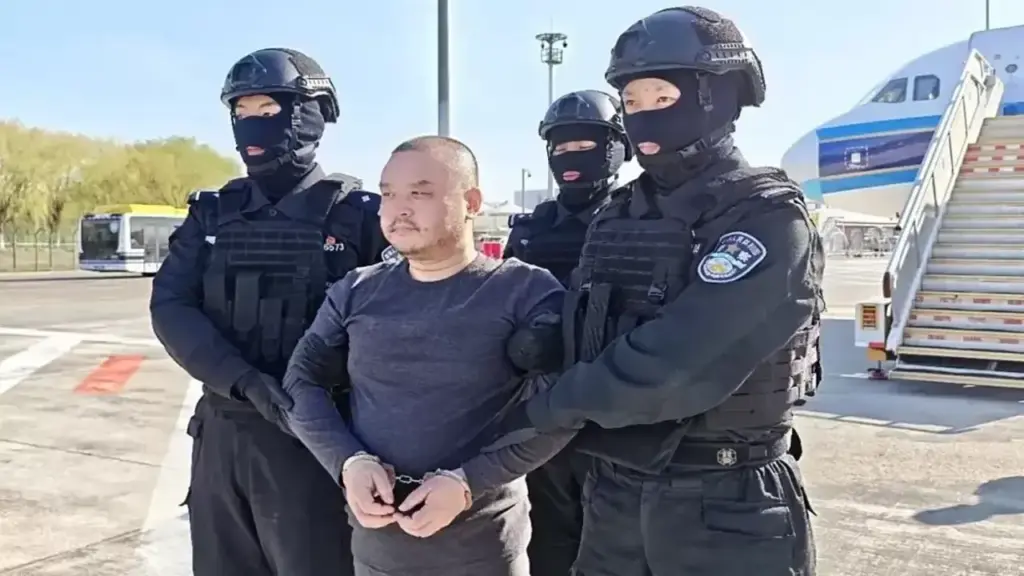 Campuchia dẫn độ trùm lừa đảo sang Trung Quốc