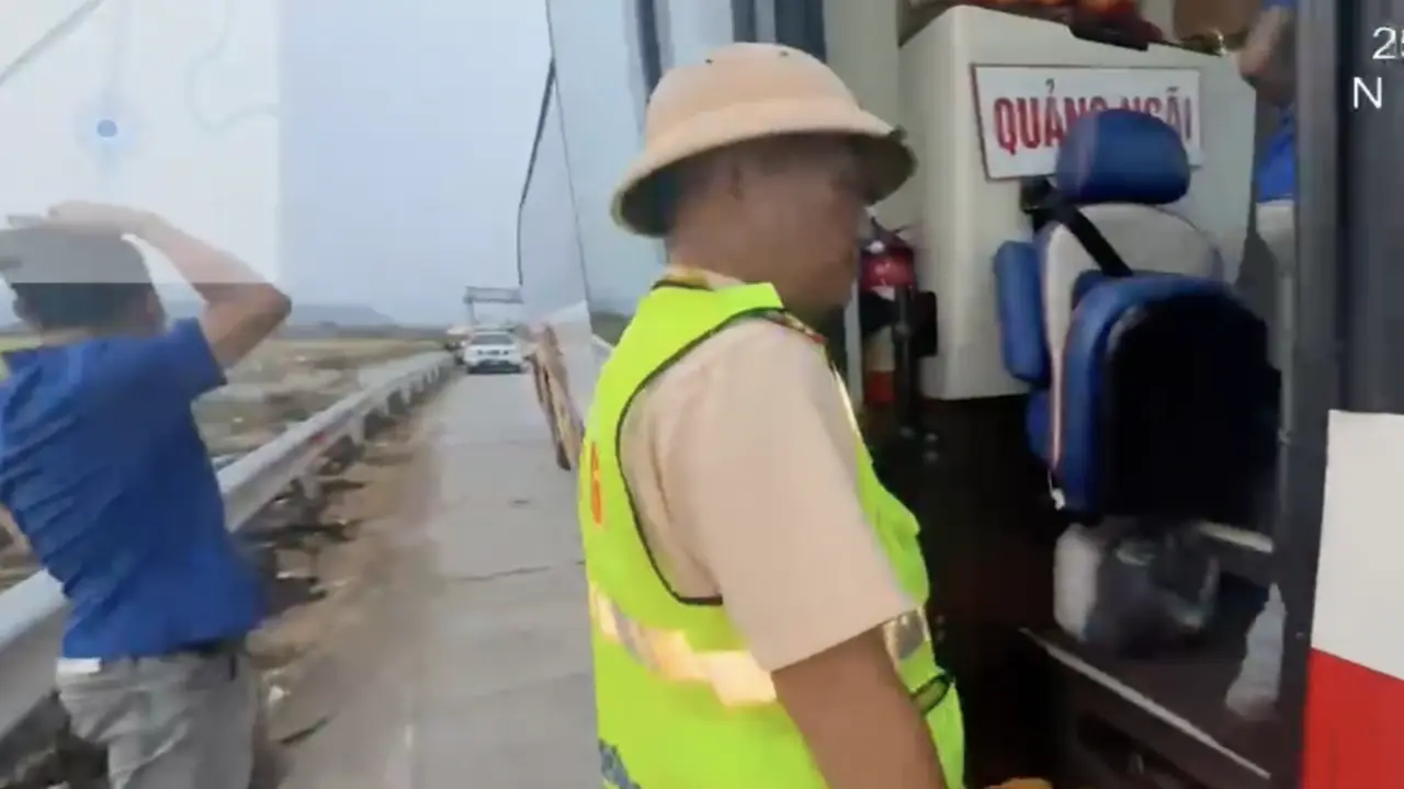 Cảnh sát tăng cường xử phạt xe ‘nhồi nhét’ khách trên cao tốc