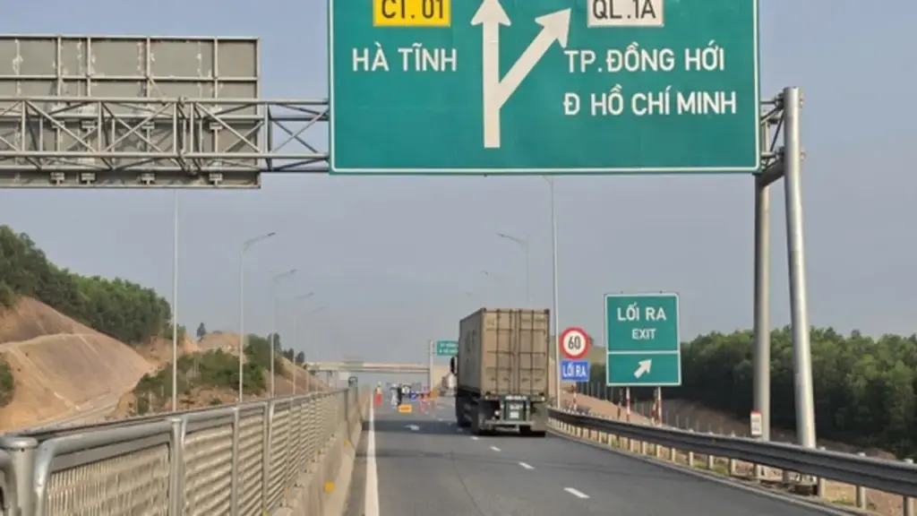 Cao tốc Vũng Áng - Cam Lộ tạm đóng từng đoạn để lắp giá long môn