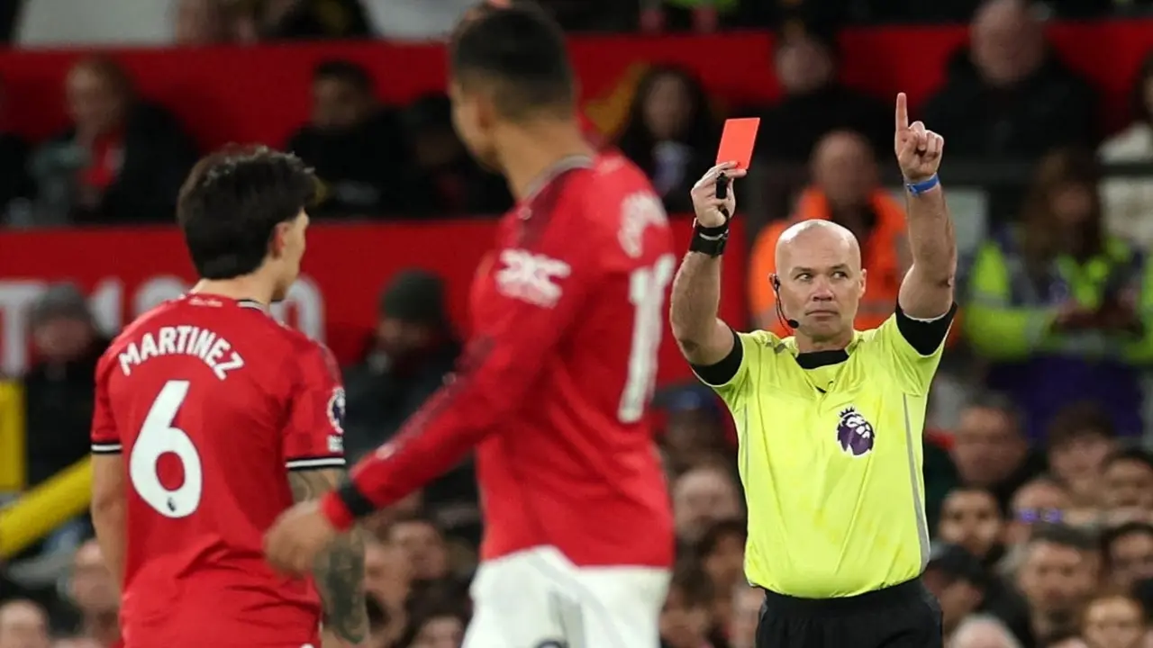 Carragher: 'Thẻ đỏ của Man Utd quá nặng'
